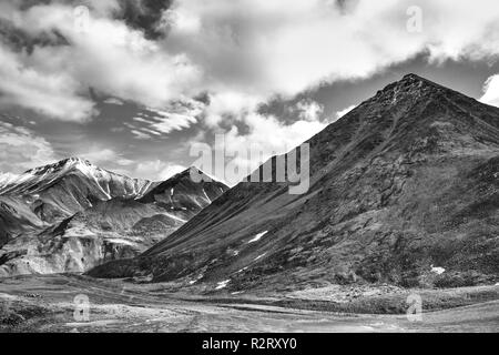 Ein Blick auf die Atigun Pass in der Brooks Range von Dalton Highway in Alaska, USA Stockfoto