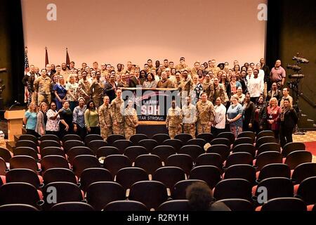 - Brig. Gen. Telita Crosland, Regional Health Command-Atlantic, Kommandierender General steht mit der Kenner Armee Gesundheit Klinik Team mit der Armee Sicherheit und Gesundheitsschutz Star Flag, das bei Aufruf der Commander am Fort Lee Theater 8 vorgestellt wurde. Stockfoto