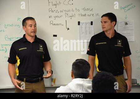 Staff Sgt. Robert Browning (links) und Sgt. Jakob Hetherington (rechts), beide von der US-Armee Treffsicherheit Unit, kurz die AZ-931 Luftwaffe Junior Reserve Officer Training Corps auf Chancen in Ihrem Team, Nov. 8. Mesa High School, MESA, Ariz. Stockfoto
