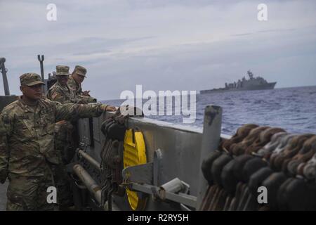 Gewässern vor der Küste von SAIPAN (Nov. 08, 2018) Soldaten aus der vom Guam National Guard, 1224 Engineering Support Unternehmen, reiten Sie die Landing Craft, Utility (LCU) 1634 auf Saipan, Commonwealth der Nördlichen Marianen, für Verteidigung Unterstützung der zivilen Behörden (DSCA) Bemühungen. Matrosen und Marines von Ashland, Commander, Amphibischen Squadron 11 vergeben werden, sind die Verteidigungsministerium Unterstützung des Commonwealth von zivilen und lokalen Beamten der Nördlichen Marianen" als Teil der FEMA-unterstützte Typhoon Yutu Wiederaufnahme Bemühungen. Stockfoto