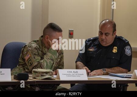 Oberst Richard Ball, Task Force Commander, Griffin und Kommandant der 89th Military Police Brigade aus Ft. Hood, Texas, spricht mit Carlos Rodriguez, Direktor des Südlichen Operations Command, die US-amerikanischen Zoll- und Grenzschutzbehörden Nov. 8, 2018, an der nordwestlichen Polizei Netzwerk und Schulungszentrum in der Stadt McAllen, Texas. Us Northern Command ist die militärische Unterstützung für das Ministerium für Heimatschutz und den US-amerikanischen Zoll- und Grenzschutzbehörden der südlichen Grenze der Vereinigten Staaten zu sichern. Stockfoto