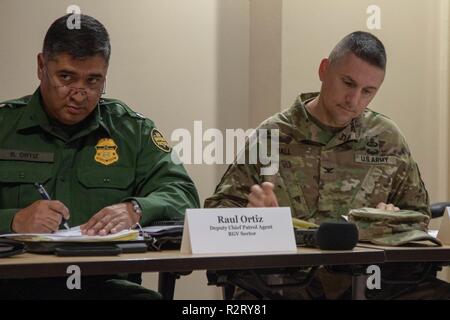 Oberst Richard Ball, Task Force Commander, Griffin und Kommandant der 89th Military Police Brigade aus Ft. Haube, Texas, an einer Gemeinschaft Rathaus Sitzung November 8, 2018, an der nordwestlichen Polizei Netzwerk und Schulungszentrum in der Stadt McAllen, Texas. Us Northern Command ist die militärische Unterstützung für das Ministerium für Heimatschutz und den US-amerikanischen Zoll- und Grenzschutzbehörden der südlichen Grenze der Vereinigten Staaten zu sichern. Stockfoto