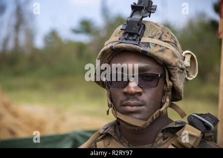 Lance Cpl. Shakeel Bovell wacht auf einen defensiven Kampf Position während einer Marine Corps Combat Readiness Evaluation (MCCRE) im Camp Hansen, Okinawa, Japan, November 6, 2018. Marines mit Bravo Company, 9 Techniker, 3. Marine Logistics Group nahmen an der MCCRE, ihre Fähigkeiten in der Zähler Mobilität und Überlebensfähigkeit auf dem Schlachtfeld zu demonstrieren. Die Marines wurden auf ihre Geschwindigkeit und Leistungsfähigkeit abgestufte während der Bereitstellung von defensiven Kampf und Zähler Mobilität Stationen gegen den Feind. Bovell, eine Bekämpfung der Ingenieur mit Bravo Co., 9. ESB, 3. MLG, ist ein Eingeborener von Tampa, Florida. Stockfoto