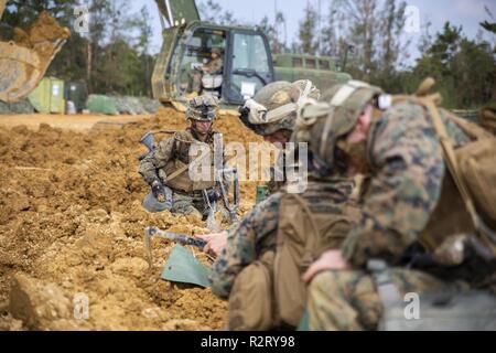 Marine bekämpfen Ingenieure füllen Sandsäcke für defensive Positionen während einer Marine Corps Combat Readiness Evaluation (MCCRE) im Camp Hansen, Okinawa, Japan, November 6, 2018. Marines mit Bravo Company, 9 Techniker, 3. Marine Logistics Group nahmen an der MCCRE, ihre Fähigkeiten in der Zähler Mobilität und Überlebensfähigkeit auf dem Schlachtfeld zu demonstrieren. Die Marines wurden auf ihre Geschwindigkeit und Leistungsfähigkeit abgestufte während der Bereitstellung von defensiven Kampf und Zähler Mobilität Stationen gegen den Feind. Stockfoto