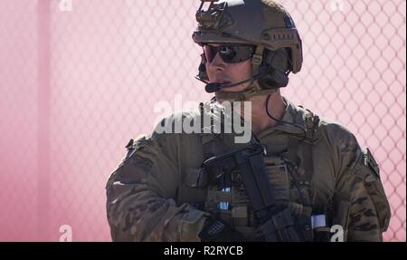 Eine pararescueman auf die 58 Rescue Squadron setzt eine Rauch Granate während einer Rescue Übung an der Nellis Air Force Base in Nevada, Nov. 6, 2018 zugeordnet. Rauchgranaten werden verwendet, um einen Punkt von Interesse für die Luft und für das Bodenpersonal zu identifizieren. Stockfoto