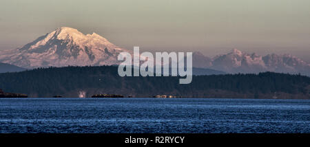 Mt. Baker, der Cascade Range und die San Juan Inseln, Washington State als über Haro Meerenge von Insel View Beach auf Vancouver Island, BC gesehen. Stockfoto