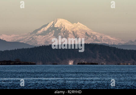 Mt. Baker, der Cascade Range und die San Juan Inseln, Washington State als über Haro Meerenge von Insel View Beach auf Vancouver Island, BC gesehen. Stockfoto