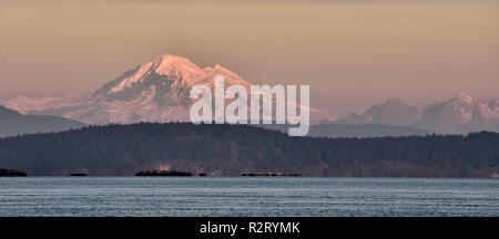 Mt. Baker, der Cascade Range und die San Juan Inseln, Washington State als über Haro Meerenge von Insel View Beach auf Vancouver Island, BC gesehen. Stockfoto