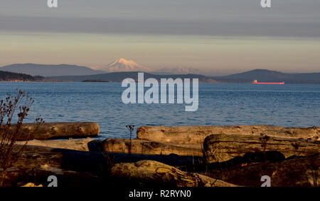 Mt. Baker, der Cascade Range und die San Juan Inseln, Washington State als über Haro Meerenge von Insel View Beach auf Vancouver Island, BC gesehen. Stockfoto