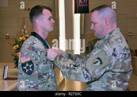 Sgt. Maj. David Clark, die US-Army Europe chief für religiöse Angelegenheiten Sergeant Major, stellt Personal. Sgt. Aaron Madasz, 2.Kavallerie Regiments, mit der ersten Staff Sgt. Christopher Stout Medal unterzeichnet durch den Leiter der Kapläne, November 7, 2018. Stockfoto