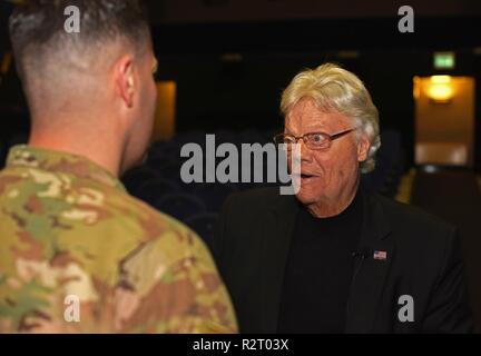 Dave Roever, Vietnam Krieg Veteran und Purple Heart Empfänger, spricht mit US Air Force Tech. Sgt. Marcelo Sierra, 100 Luftbetankung Flügel Executive Assistant, um den Befehl Chief, bei einem Besuch in RAF Mildenhall, England, November 6, 2018. Roever hat seine Botschaft der integrierter Ausfallsicherheit und der Suizidprävention zu den Truppen rund um den Globus übernommen. Stockfoto