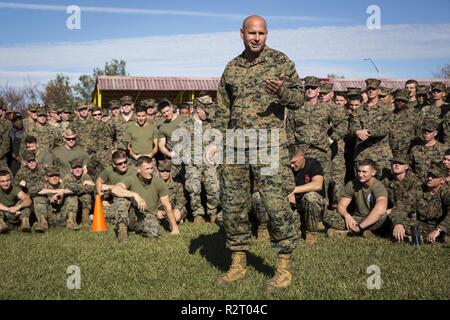 Us Marine Corps Oberstleutnant Ryan Cohen, der Operations Officer des 6. Marine Regiment, 2nd Marine Division, gibt eine Rede zu seinem Marines während Belleau Wood Woche am Camp Lejeune, N.C., Nov. 7, 2018. Die Marines für eine Chance in den Ruhestand Herausforderung UFC fighter Josh Koshcheck, und freundlich den Wettbewerb und die Kameradschaft innerhalb der Bataillone des Regiments zu fördern. Stockfoto