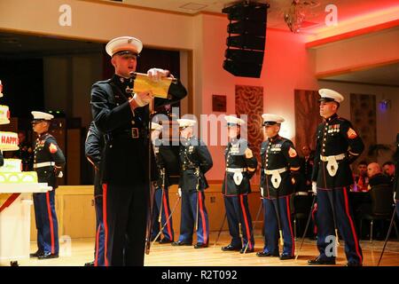 Kapitän Robert Miller, Befehl Adjutant mit 31 Marine Expeditionary Unit, liest eine Nachricht von General John A. Lejeune, die 13 Kommandanten des Marine Corps, bei der Marine Corps Geburtstag des MEU Kugel, 8. November 2018, auf Camp Hansen in Okinawa, Japan. Der Ball war in der Feier illustren 243 Jahre das Marine Corps" als Amerikas Kraft in Bereitschaft gehalten. Stockfoto