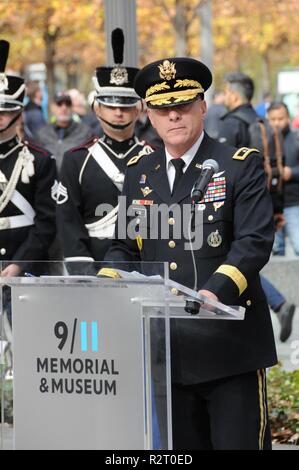 Generalmajor Troy D. Kok, dem kommandierenden General der US-Armee Finden 99th Bereitschaft Division, liefert Erläuterungen Nov. 7 Während ein Gruß an Service Zeremonie an der Nationalen September 11 Memorial Museum in Manhattan. Kok lieferte den Eid der Militärdienst und diente als Hauptredner bei der Veranstaltung, war eines von Dutzenden von Engagements in der ganzen Stadt als Teil der US-Armee treffen Sie Ihre Armee Woche statt. Stockfoto
