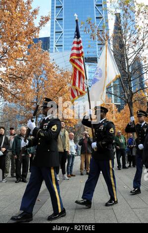 Soldaten post die Farben Nov. 7 Während ein Gruß an Service Zeremonie an der Nationalen September 11 Memorial Museum in Manhattan. Generalmajor Troy D. Kok, dem kommandierenden General der US-Armee Finden 99th Bereitschaft Division, lieferte den Eid der Militärdienst und diente als Hauptredner bei der Veranstaltung, war eines von Dutzenden von Engagements in der ganzen Stadt als Teil der US-Armee treffen Sie Ihre Armee Woche statt. Stockfoto