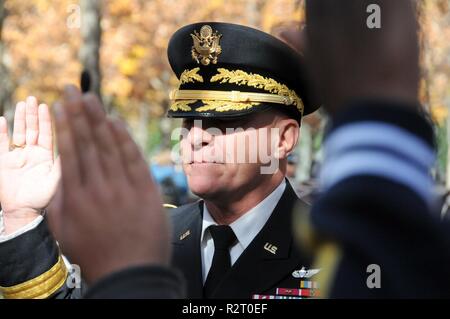 Generalmajor Troy D. Kok, dem kommandierenden General der US-Armee Finden 99th Bereitschaft Division, liefert den Eid der Rekrutierung von neuen Soldaten Nov. 7 Während ein Gruß an Service Zeremonie an der Nationalen September 11 Memorial Museum in Manhattan. Kok diente als Hauptredner bei der Veranstaltung, war eines von Dutzenden von Engagements in der ganzen Stadt als Teil der US-Armee treffen Sie Ihre Armee Woche statt. Stockfoto