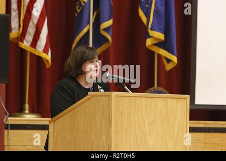 Molly Reilly, Bürgermeister von Sackets Harbor, New York, spricht während der Sackets Harbor Central School der 11. jährlichen Veteran Tag Feier, 9. November 2018. Der Kindergarten 12 Studenten geehrt Veteranen während der Zeremonie. Oberstleutnant James Beaulieu, Kommandant der 41. Engineer Battalion, 2nd Brigade Combat Team, 10 Mountain Division hielt eine Rede an die Kursteilnehmer über die Widerstandsfähigkeit. Stockfoto