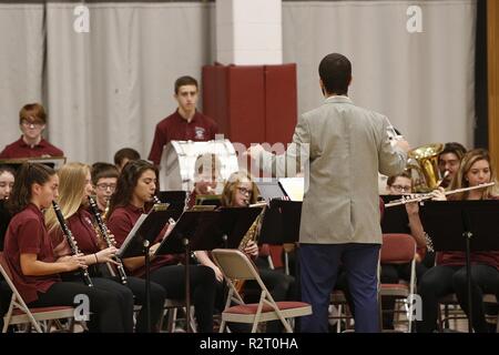 Band während des Sackets Harbor Central School der 11. jährlichen Veteran Tag Feier, November 9, 2018, in Sackets Harbor, New York. Der Kindergarten 12 Studenten geehrt Veteranen während der Zeremonie. Oberstleutnant James Beaulieu, Kommandant der 41. Engineer Battalion, 2nd Brigade Combat Team, 10 Mountain Division hielt eine Rede an die Kursteilnehmer über die Widerstandsfähigkeit. Stockfoto