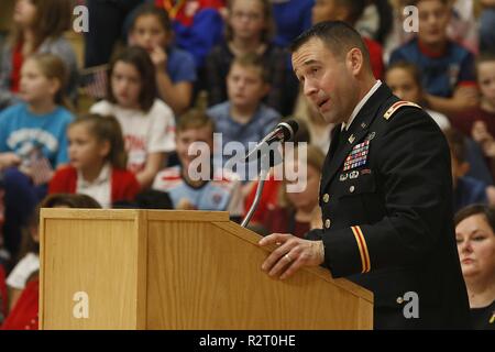 Oberstleutnant James Beaulieu, Kommandant der 41. Engineer Battalion, 2nd Brigade Combat Team, 10 Mountain Division liefert eine Rede vor Studenten über Belastbarkeit während der Sackets Harbor Central School der 11. jährlichen Veteran Tag Feier, 9. November 2018. Der Kindergarten 12 Studenten geehrt Veteranen während der Zeremonie. Stockfoto