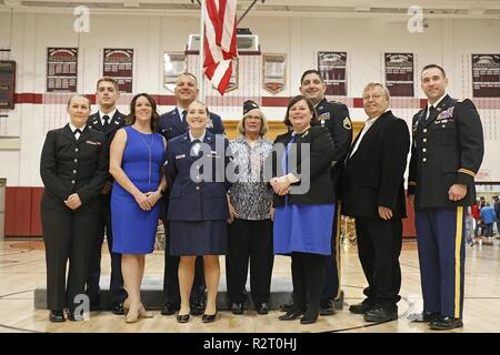 Verehrte Gäste lächeln für ein Gruppenfoto nach der Sackets Harbor Central School der 11. jährlichen Veteran Tag Feier, 9. November 2018. Der Kindergarten 12 Studenten geehrt Veteranen während der Zeremonie. Oberstleutnant James Beaulieu, Kommandant der 41. Engineer Battalion, 2nd Brigade Combat Team, 10 Mountain Division hielt eine Rede vor Studenten über Belastbarkeit während der Veranstaltung. Stockfoto