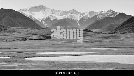 Eine Ansicht der Brooks Range von Dalton Highway in Alaska, USA Stockfoto