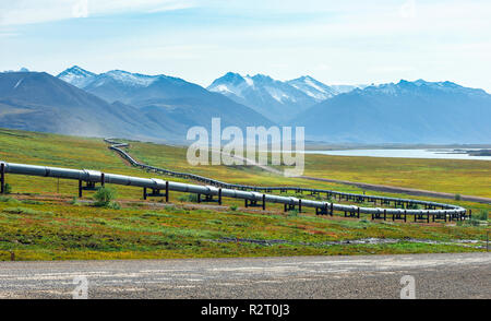 Eine Ansicht der Brooks Range und der Trans-Alaska Pipeline von der Dalton Highway in Alaska, USA Stockfoto