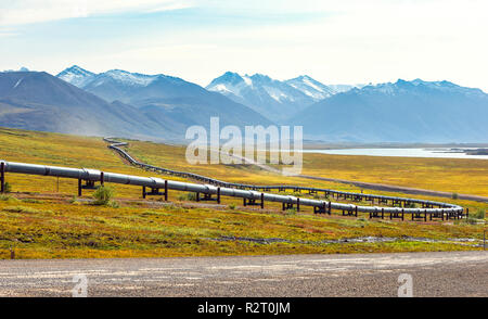 Eine Ansicht der Brooks Range und der Trans-Alaska Pipeline von der Dalton Highway in Alaska, USA Stockfoto