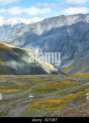 Ein Blick auf die Atigun Pass in der Brooks Range von Dalton Highway in Alaska, USA Stockfoto