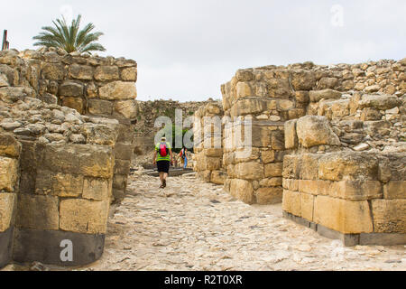 5. Mai 2018 Touristen in der Bronzezeit Eingang zu den ausgegrabenen Ruinen der alten Stadt von meggido im Norden Israels. Dieser Ort ist auch bekannt Stockfoto