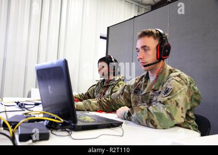 U.S. Army Reserve Rotational Training Unit Soldaten Praxis als Crew auf virtuellen Gefechtsfeld 3 (VBS 3) Schießwesen Trainer Plug-In während des Betriebs Cold Steel III und von der US-Armee die zivilen Angelegenheiten und psychologische Funktion Befehl an Joint Base Mc Guire-Dix - Lakehurst, New Jersey, November 6, 2018 gehostet wird. Mit Hilfe dieser Simulation, die Fahrzeugbesatzung Evaluator ist in der Lage, das Fahrzeug Commander (VC) und Gunner auf individueller und Crew - die koordinativen Fähigkeiten, Engagement Techniken zu vermitteln, und gezielte Akquisition. Betrieb Cold Steel ist der US-Armee finden Crew - Serviert Waffen Qualifizierung und Validierung e Stockfoto