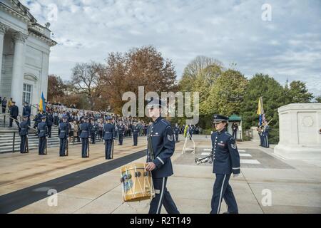 Ein Trommler und Trompeter von der US Air Force Band gehen weg von der Plaza nach einem Air Force allen Ehren Wreath-Laying am Grab des Unbekannten Soldaten auf dem Arlington National Cemetery, Arlington, Virginia, November 8, 2018. Die kranzniederlegung wurde durch General-Colonel Sergii Drozdov, Commander, ukrainische Luftwaffe; und gehostet von US Air Force Generalmajor James Jacobson, Commander, Air Force District von Washington. Stockfoto