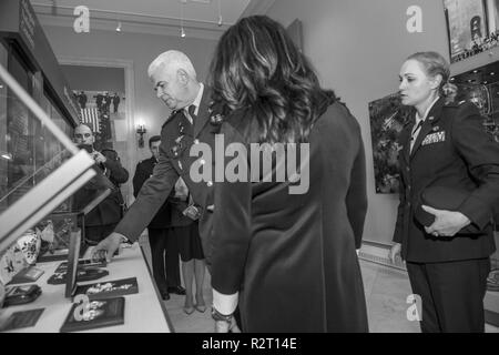 General-Colonel Sergii Drozdov, Commander, ukrainische Luftwaffe; Orte ein Geschenk auf dem Arlington National Cemetery in einer Vitrine in der Memorial Amphitheater Anzeige Zimmer auf dem Arlington National Cemetery, Arlington, Virginia, 17. Okt. 2018. Drozdov nahm auch an eine Luftwaffe Volle ehrt Wreath-Laying am Grab des Unbekannten Soldaten, und mit der US-Luftwaffe Generalmajor James Jacobson, Commander, Air Force District von Washington getroffen; im Rahmen seines Besuchs in ANC. Stockfoto