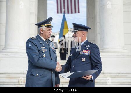 General-Colonel Sergii Drozdov (links), Commander, ukrainische Luftwaffe; wird mit einem Zertifikat von der US Air Force Generalmajor James Jacobson (rechts), Commander, Air Force District von Washington vorgestellt; für mit einer Kranzniederlegung am Grab des unbekannten Soldaten auf dem Arlington National Cemetery, Arlington, Virginia, November 8, 2018. Stockfoto