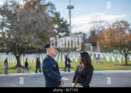 Us Air Force Generalmajor James Jacobson (links), Commander, Luftwaffe Viertel von Washington; spricht mit Karen Durham-Aguilera (rechts), Geschäftsführer, Army National Soldatenfriedhöfe; vor der USS Maine Memorial auf dem Arlington National Cemetery, Arlington, Virginia, November 8, 2018. Jacobson und Durham-Aguilera War gerade Gastgeber General-Colonel Sergii Drozdov, Commander, ukrainische Luftwaffe bei seinem Besuch in Arlington National Cemetery. Stockfoto