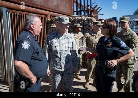 Allgemeine Terrence J. O'Shaughnessy, Kommandeur der US Northern Command Gespräche mit dem Tucson Direktor der Feldeinsätze Petra Horne während den Hafen von Nogales, Arizona am 7. November 2018. Us-Armee Norden ist unter der Aufsicht des US Northern Command an der südwestlichen Grenze das Ministerium für Heimatschutz und der Zoll und Grenzschutz Mission der Grenze zu unterstützen. Zoll- und Grenzschutz Stockfoto