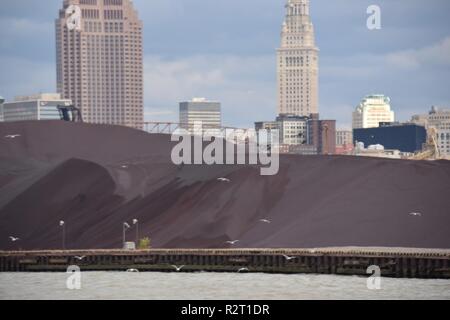 Dünen von Mineralien zusammen Cleveland Hafen überschneiden sich die Skyline von Cleveland, Ohio, November 6, 2018, Vertreter der Industrie und der Wirtschaft. Die US-Armee Korps der Ingenieure, Reparatur von Buffalo Bezirk des Cleveland Hafen West Wellenbrecher bietet sichere navigatio und Millionen von Dollar in wirtschaftliche Vorteile. Stockfoto