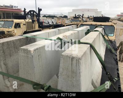 Barrieren sind auf Armee Nutzfahrzeuge vom 74. CTC, 129 CSSB, Luftlandedivision in der Vorbereitung für Bewegung zu südlichen Texas von Lackland AFB, TX geladen. Us Northern Command ist die militärische Unterstützung für das Ministerium für Heimatschutz und den US-amerikanischen Zoll- und Grenzschutzbehörden der südlichen Grenze der Vereinigten Staaten zu sichern. ( Stockfoto