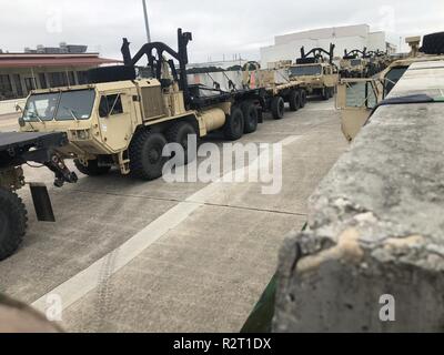 Barrieren sind auf Armee Nutzfahrzeuge vom 74. CTC, 129 CSSB, Luftlandedivision in der Vorbereitung für Bewegung zu südlichen Texas von Lackland AFB, TX geladen. Us Northern Command ist die militärische Unterstützung für das Ministerium für Heimatschutz und den US-amerikanischen Zoll- und Grenzschutzbehörden der südlichen Grenze der Vereinigten Staaten zu sichern. ( Stockfoto