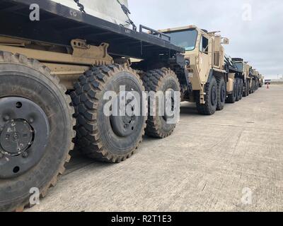 Barrieren sind auf Armee Nutzfahrzeuge vom 74. CTC, 129 CSSB, Luftlandedivision in der Vorbereitung für Bewegung zu südlichen Texas von Lackland AFB, TX geladen. Us Northern Command ist die militärische Unterstützung für das Ministerium für Heimatschutz und den US-amerikanischen Zoll- und Grenzschutzbehörden der südlichen Grenze der Vereinigten Staaten zu sichern. ( Stockfoto