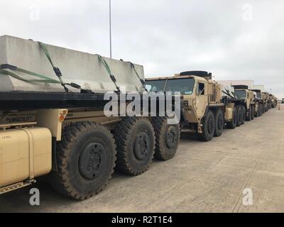 Barrieren sind auf Armee Nutzfahrzeuge vom 74. CTC, 129 CSSB, Luftlandedivision in der Vorbereitung für Bewegung zu südlichen Texas von Lackland AFB, TX geladen. Us Northern Command ist die militärische Unterstützung für das Ministerium für Heimatschutz und den US-amerikanischen Zoll- und Grenzschutzbehörden der südlichen Grenze der Vereinigten Staaten zu sichern. ( Stockfoto
