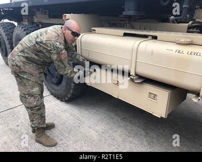 Spc Franklin Silverio, ein Soldat mit 74 CTC, bereitet sein Fahrzeug vor der Abfahrt Lackland AFB, TX. Barrieren sind auf Armee Nutzfahrzeuge vom 74. CTC, 129 CSSB, Luftlandedivision in der Vorbereitung für Bewegung zu südlichen Texas von Lackland AFB, TX geladen. Us Northern Command ist die militärische Unterstützung für das Ministerium für Heimatschutz und den US-amerikanischen Zoll- und Grenzschutzbehörden der südlichen Grenze der Vereinigten Staaten zu sichern. ( Stockfoto