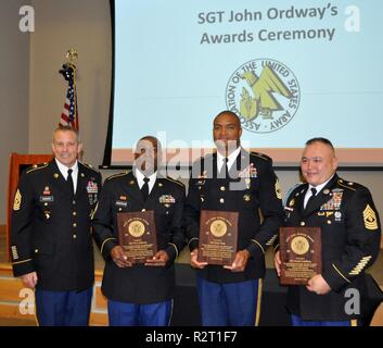 Command Sgt. Maj. Rodger Mansker, Senior Armee Materiel Kommando der Soldaten Advisor, beglückwünscht die neuesten Empfänger der Sergeant John Ordway Leadership Award während einer Anerkennung Frühstück in Huntsville, Alabama, Nov. 8. Von links: 1 Sgt. Terry Anderson, Sitz und Hauptverwaltung Company, 926th Engineer Brigade, Armee-reserve Komponente; 1. Sgt. Teddy Wade, Sitz und Hauptverwaltung, U.S. Army Aviation und Missile Command, Aktive Aufgabe; und 1. Sgt. Joseph Lundberg, auf einer aktiven-Tour zum Pentagon, Army National Guard. Stockfoto