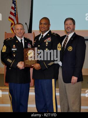 Erste Sgt. Teddy Furt, die aktiven - Aufgabe Empfänger des 14. jährlichen Sergeant John Ordway Leadership Award ist eine Plakette durch Army Material Command Command Sgt. Maj. Rodger Mansker und pensionierten Oberst Sam Torrey, der Verband der US-Armee Redstone Präsident, während eine Anerkennung Frühstück am Jackson Center in Huntsville, Alabama, Nov. 8. Wade ist der erste Sergeant für Zentrale und die Konzernzentrale, U.S. Army Aviation und Missile Command, Redstone Arsenal, Alabama. Stockfoto