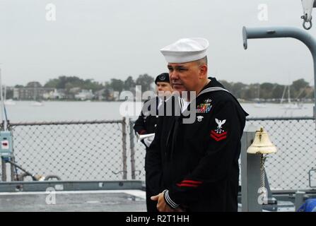 Die Hampton Roads Naval Museum hielt eine Zeremonie an Bord der fantail der USS Wisconsin (BB 64) die Unterzeichnung des Waffenstillstandes, der Erste Weltkrieg endete zu markieren. Museum Direktor, John pentangelo einige einleitende Bemerkungen, durch die Lektüre der Gedicht "In Flanders Fields" von Bildung Direktor, Laura Orr gefolgt. Die Zeremonie, livestreamed auf Facebook, mit glockenläuten vor einem Publikum von US-Marines aus marinen Tiltrotor Squadron 744 (VMM-744). Stockfoto