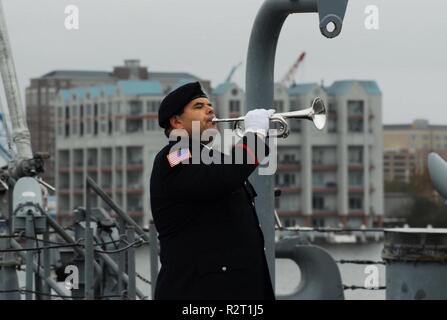 Die Hampton Roads Naval Museum hielt eine Zeremonie an Bord der fantail der USS Wisconsin (BB 64) die Unterzeichnung des Waffenstillstandes, der Erste Weltkrieg endete zu markieren. Museum Direktor, John pentangelo einige einleitende Bemerkungen, durch die Lektüre der Gedicht "In Flanders Fields" von Bildung Direktor, Laura Orr gefolgt. Die Zeremonie, livestreamed auf Facebook, mit glockenläuten vor einem Publikum von US-Marines aus marinen Tiltrotor Squadron 744 (VMM-744). Stockfoto