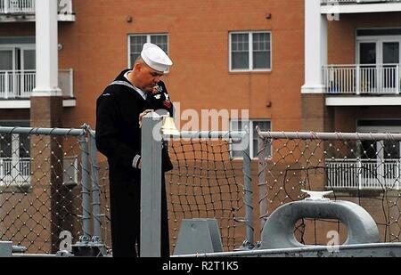 Die Hampton Roads Naval Museum hielt eine Zeremonie an Bord der fantail der USS Wisconsin (BB 64) die Unterzeichnung des Waffenstillstandes, der Erste Weltkrieg endete zu markieren. Museum Direktor, John pentangelo einige einleitende Bemerkungen, durch die Lektüre der Gedicht "In Flanders Fields" von Bildung Direktor, Laura Orr gefolgt. Die Zeremonie, livestreamed auf Facebook, mit glockenläuten vor einem Publikum von US-Marines aus marinen Tiltrotor Squadron 744 (VMM-744). Stockfoto