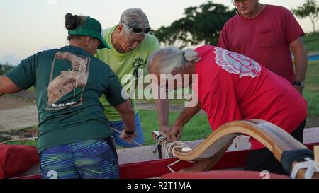 Konkurrenten an der Pacific Regional Studien Kanu 2018 Ke'ehi Lagoon Beach Park in Honolulu, Hawaii, 8. November 2018. Der Wettbewerb findet im November, die mit Krieger Care Monat fällt. Während Krieger kümmern wir uns auf Aktivitäten, die es uns ermöglichen, das Engagement der Armee verwundet, krank zu kommunizieren konzentrieren, und verletzten Soldaten, deren Familien und Betreuungspersonen, und Nummer eins Krieger Übergang Einheit Soldaten "Priorität zu betonen ist die Arbeit als stark auf ihre Genesung, wie Sie die Arbeit an der Verteidigung der Nation. Stockfoto