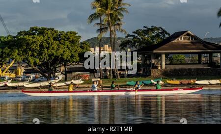 Konkurrenten an der Pacific Regional Studien Kanu 2018 Ke'ehi Lagoon Beach Park in Honolulu, Hawaii, 8. November 2018. Der Wettbewerb findet im November, die mit Krieger Care Monat fällt. Während Krieger kümmern wir uns auf Aktivitäten, die es uns ermöglichen, das Engagement der Armee verwundet, krank zu kommunizieren konzentrieren, und verletzten Soldaten, deren Familien und Betreuungspersonen, und Nummer eins Krieger Übergang Einheit Soldaten "Priorität zu betonen ist die Arbeit als stark auf ihre Genesung, wie Sie die Arbeit an der Verteidigung der Nation. Stockfoto