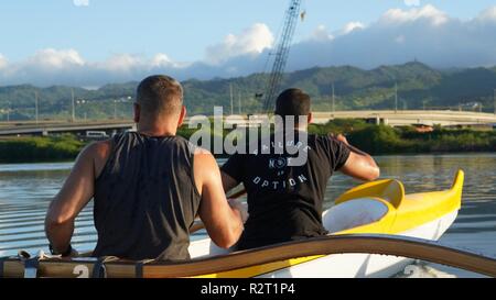 Konkurrenten an der Pacific Regional Studien Kanu 2018 Ke'ehi Lagoon Beach Park in Honolulu, Hawaii, 8. November 2018. Der Wettbewerb findet im November, die mit Krieger Care Monat fällt. Während Krieger kümmern wir uns auf Aktivitäten, die es uns ermöglichen, das Engagement der Armee verwundet, krank zu kommunizieren konzentrieren, und verletzten Soldaten, deren Familien und Betreuungspersonen, und Nummer eins Krieger Übergang Einheit Soldaten "Priorität zu betonen ist die Arbeit als stark auf ihre Genesung, wie Sie die Arbeit an der Verteidigung der Nation. Stockfoto