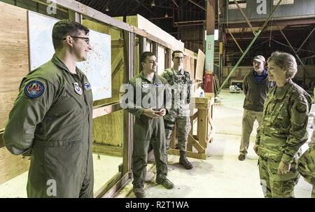 Gen. Maryanne Miller, rechts, Air Mobility Command Commander, spricht mit Sicherheit Force 436th Squadron Ravens, Staff Sgt. Tyler Smith, Senior Airman Nicholas Christopher, und Staff Sgt. Kirk Bergung, links zur Mitte bzw., Nov. 6, 2018, in Dover Air Force Base, Del. Die drei Miller über den Bau und die Nutzung des Triebes Haus in einem unbenutzten Gebäude informiert. Das Shooting Haus auf Basis entfällt das Training mal auf Local off-base Einrichtungen zu planen. Stockfoto